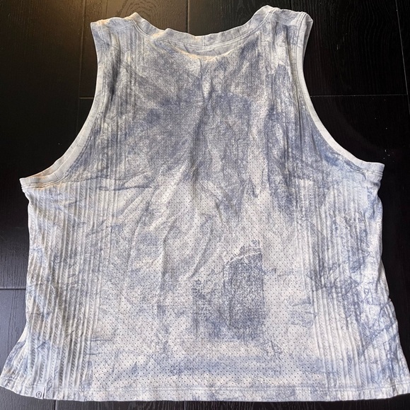 Lululemon cropped workout tank - Picture 2 of 2